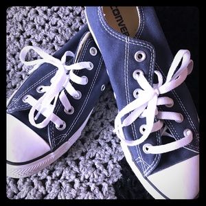 Like new navy Chucks